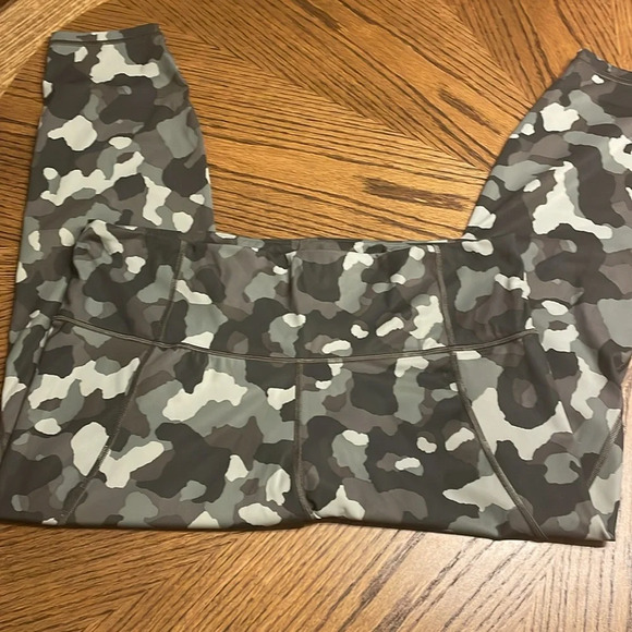 Athleta Ultimate Stash Pocket Camo 7/8 Tight Leggings Size 2X - Picture 3 of 9